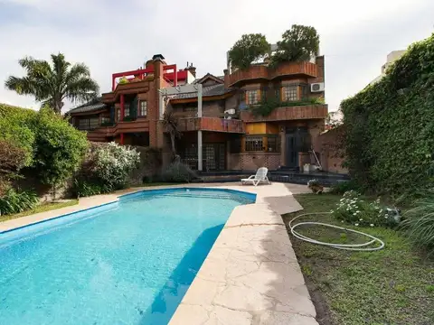 Casa en Venta con 3 cocheras