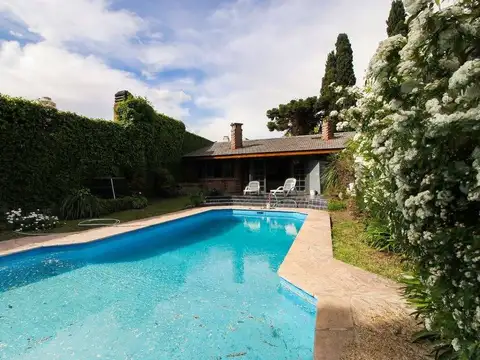 Casa 8 ambientes con 4 baños