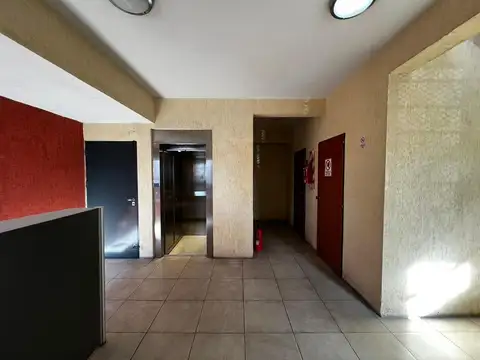 Oficina 9 ambientes con 6 baños