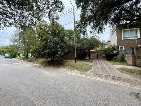 Casa en Alquiler con 2 cocheras