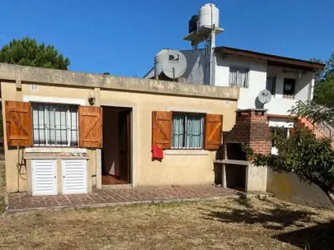 CASA 3 AMB patio , cuarto de guardado  cochera parrilla