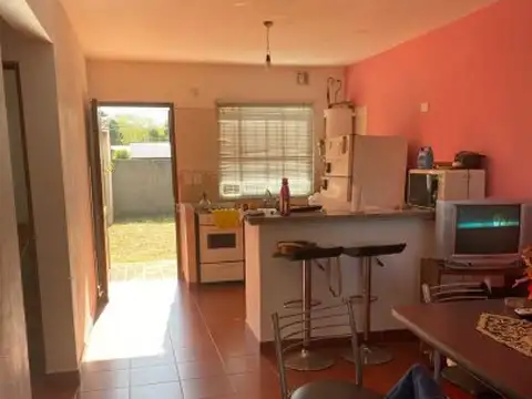 CASA 3 AMB patio , cuarto de guardado  cochera parrilla