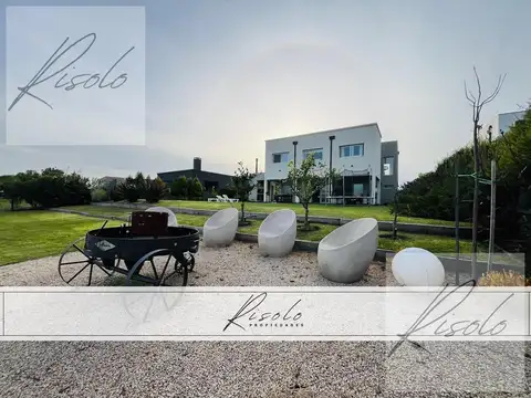 Casa en venta con laguna y pileta. 3 dormitorios, TV room. Barrio Cerrado, Zona Norte, Escobar