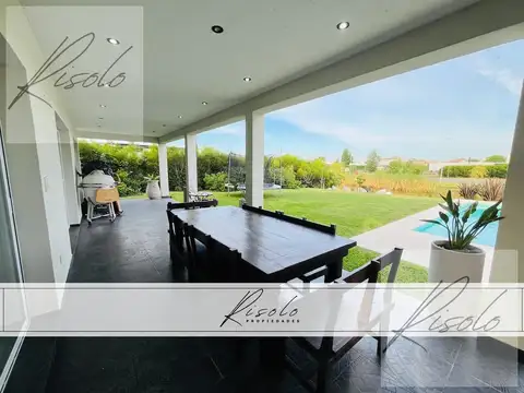 Casa en Venta con 3 cocheras