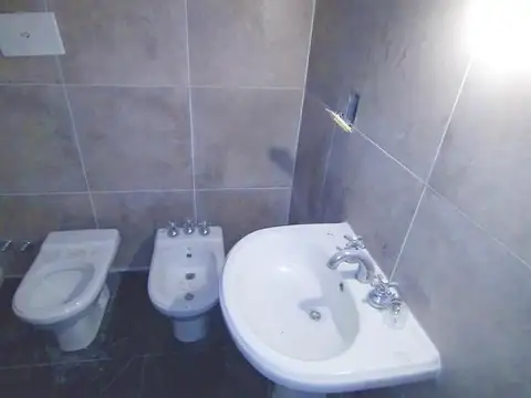 Venta/Permuta Casa Dos Dormitorios Cochera Jardin y Terraza. Fisherton