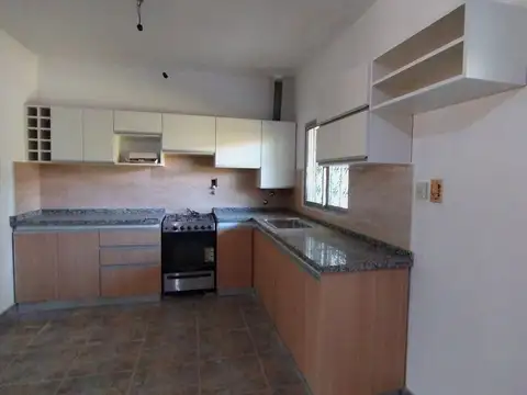 Venta/Permuta Casa Dos Dormitorios Cochera Jardin y Terraza. Fisherton