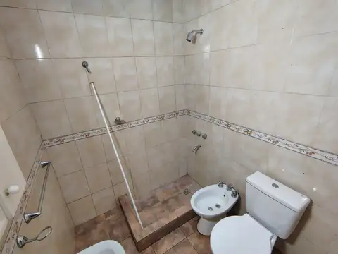 CASA EN VENTA DE DOS DORMITORIOS Y JARDIN LA PLATA