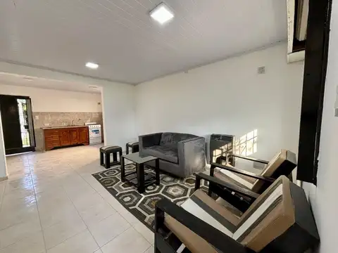 CASA EN VENTA DE DOS DORMITORIOS Y JARDIN LA PLATA