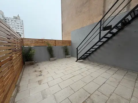 Casa de pasillo en barrio Abasto con patio y terraza exclusivo.
