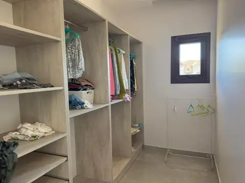 Casa en Alquiler con 4 cocheras