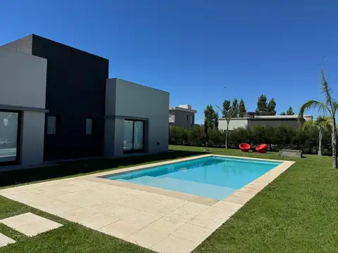 Casa 4 ambientes con 3 baños