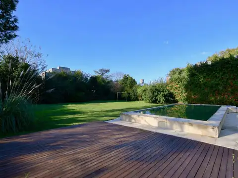 CASA EN VENTA CITY BELL 3 DORMITORIOS LOTE 1033M2