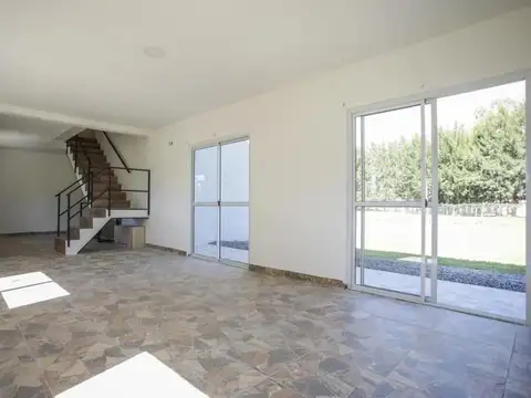 Casa en Alquiler con 1 cochera