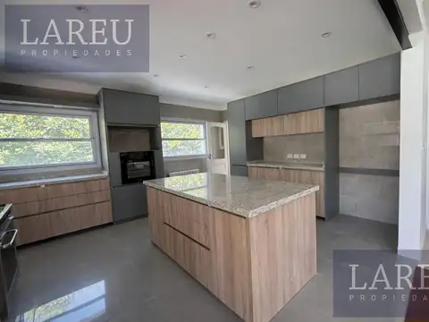 Casa 7 ambientes con 4 baños