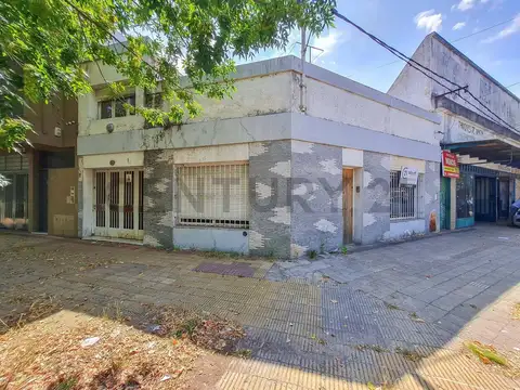 CASA A RECICLAR / LOTE CON ALTO POTENCIAL COMERCIAL – FRENTE A PLAZA BRANDSEN