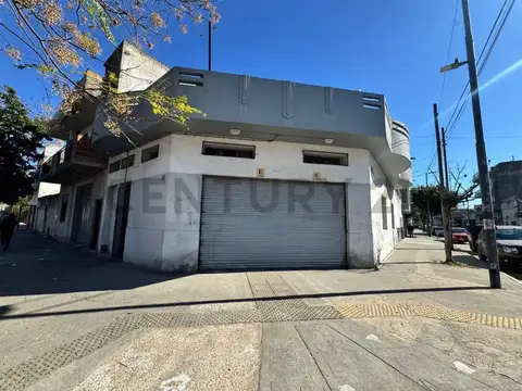 VENTA CASA EN ESQUINA CON LOCAL, 5 AMBIENTES Y GRAN TERRAZA EN POMPEYA