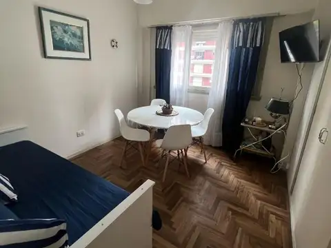 Departamento de 2 ambientes a la calle en Av. Luro
