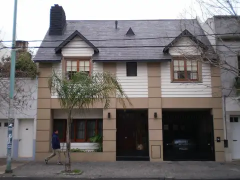 Casa en venta de 4 Ambientes estilo francés en Quilmes Residencial, reciclada a nueva.