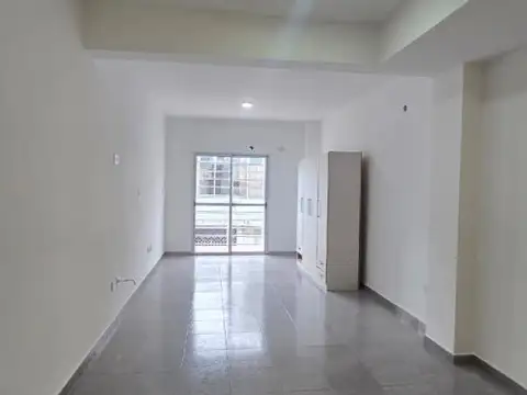 Temple 2700, Piso 2