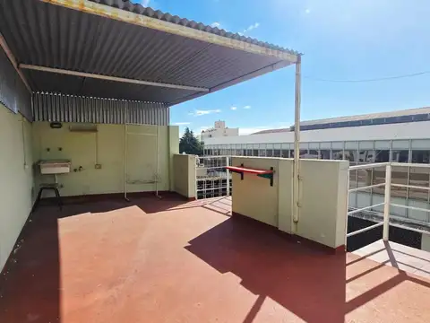 Temple 2700, Piso 2
