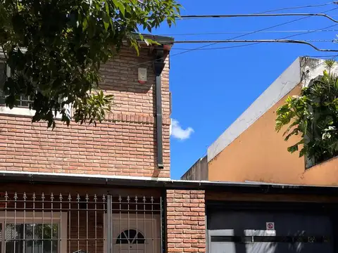 VENTA - CASA AL FRENTE 4 DORMITORIOS CON PILETA Y QUINCHO -TIRO SUIZO