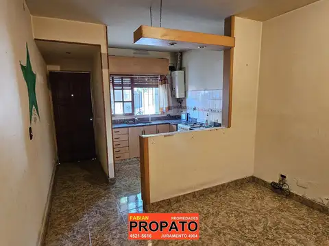 PH 2 ambientes en PB al frente con entrada independiente refaccionado hace 20 años! Sin expensas!!