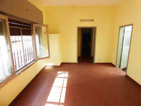 Casa 6 ambientes con 2 baños