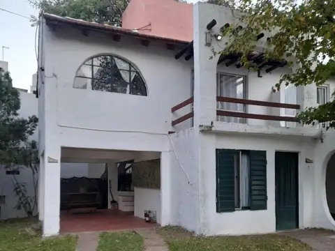 Casa en venta - 6 Dormitorios 3 Baños - Colón