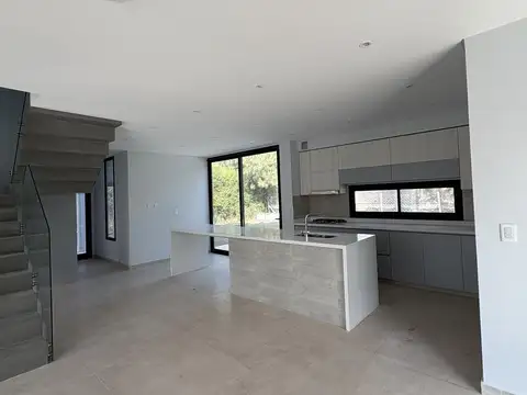 Casa 4 ambientes con 4 baños