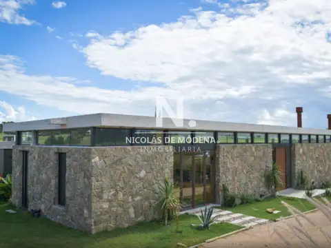 Vende casa de 4 dormitorios en Manantiales, Pueblo Mio