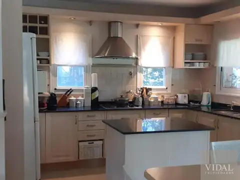 Casa en Alquiler Temporal con 4 cocheras