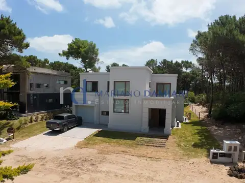 Casa 4 Dormitorios con Pileta en Alquiler Temporario en Pinamar Zona Norte