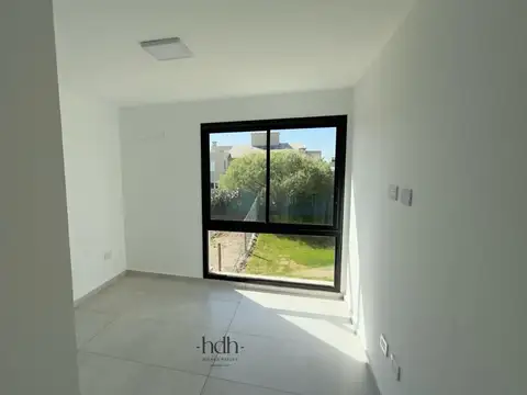 Casa en Alquiler con 2 cocheras