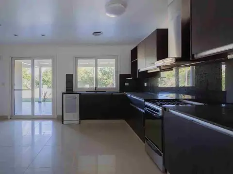 Casa en Venta con 3 cocheras