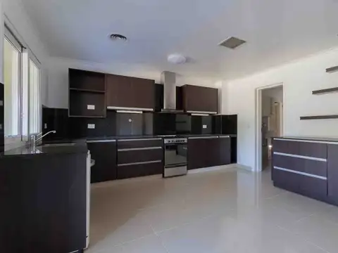 Casa 9 ambientes con 4 baños
