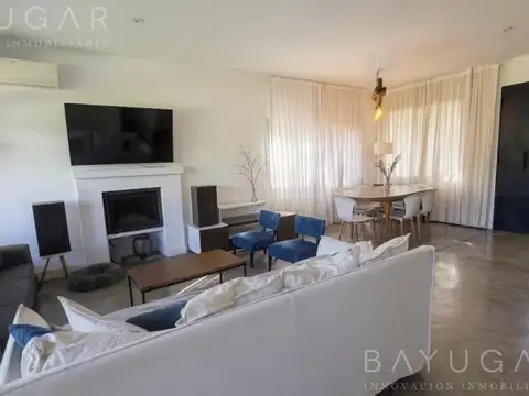 Casa 5 ambientes con 3 baños
