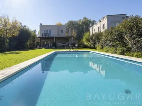 Casa en Venta con 4 cocheras