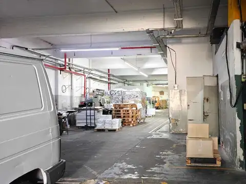 VENTA Depósito/ Galpón en Mataderos + 1300m2 cub