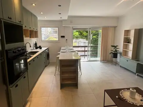 Departamento de 3 ambientes a la calle con balcón saliente en vereda de sol