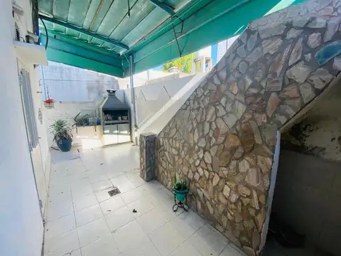 EN VENTA CASA 3 DORMITORIOS CON PATIO Y COCHERA