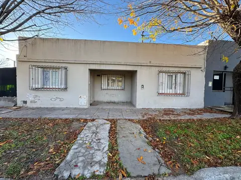 Casa con 2 dormitorios en Barrio Del Pino.