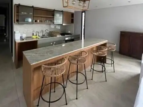 Casa 4 ambientes con 3 baños