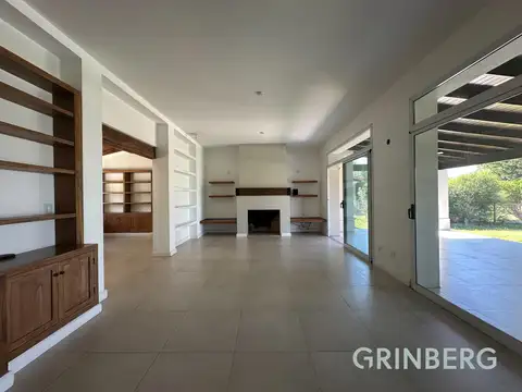 Casa en Venta con 3 cocheras
