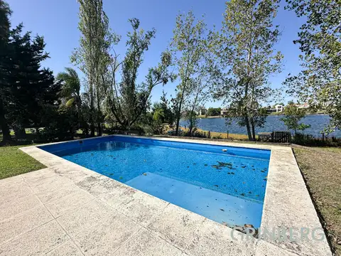 Boulevard de Todos los Santos  al 4100