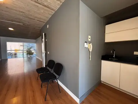 OFICINA 70 METROS super luminosa con balcon  sobre  Fitz Roy 1900 -