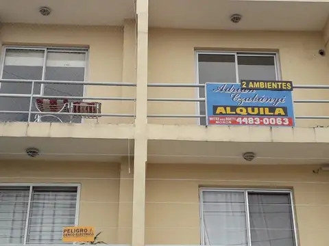MORÓN SUR, DEPTO 2 AMB - AL FRENTE CON BALCON Y COCHERA.