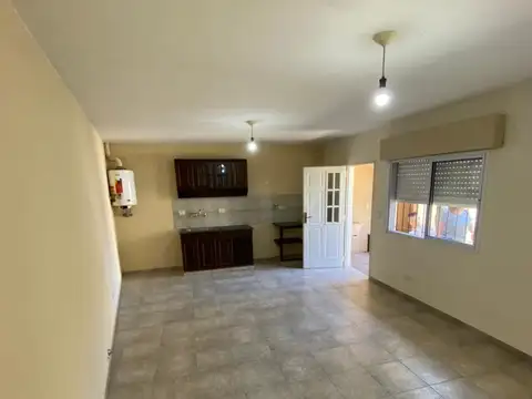 SE ALQUILA PH EN PLANTA BAJA CON UN DORMITORIO Y PEQUEÑO JARDIN