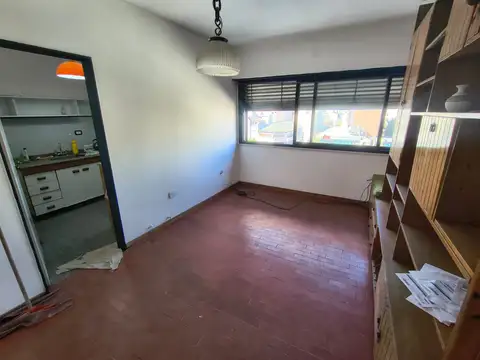 OPORTUNIDAD EN RAMOS MEJÍA - 2 AMB CON COCHERA - APTO PROFESIONAL