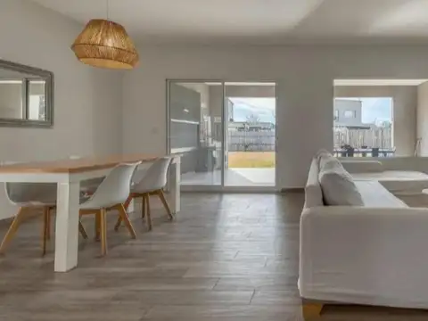 Casa en Alquiler con 4 cocheras