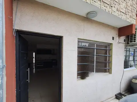 Thames 3700, Piso PB